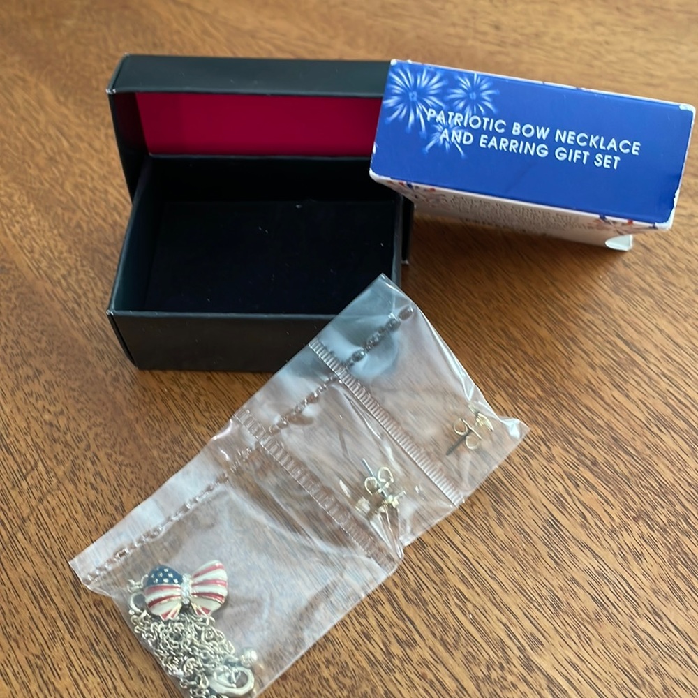 NIB Avon Patriotic Bow Necklace and Earring Gift Set